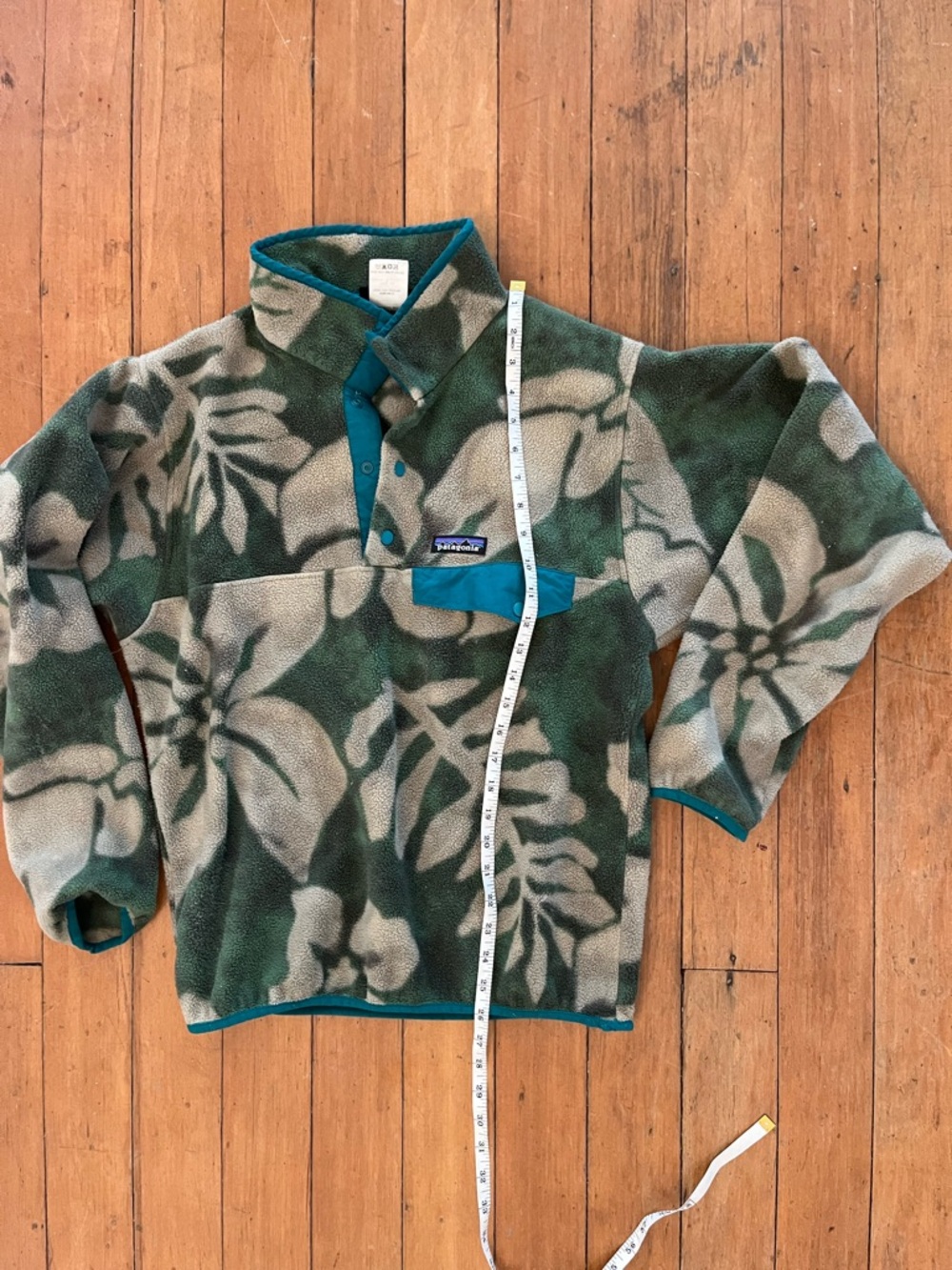Patagonia size small men’s leafy print fleece